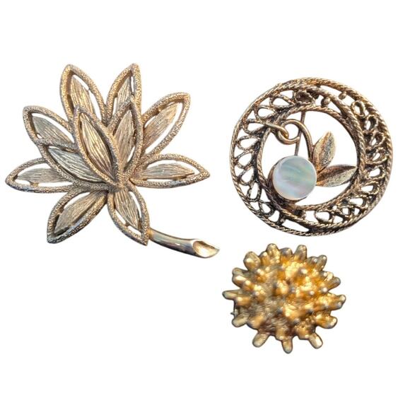 Lot of Three Vintage Gold Tone Brooches - Picture 5 of 5